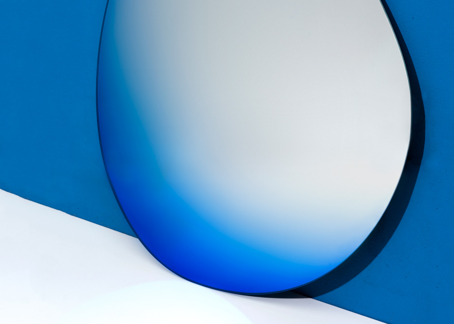 seeing-glass-off-round-hue-collection-sabine-marcelis-brit-van-nerven-etage-project-mirror-furniture-product-design_dezeen_1568_2