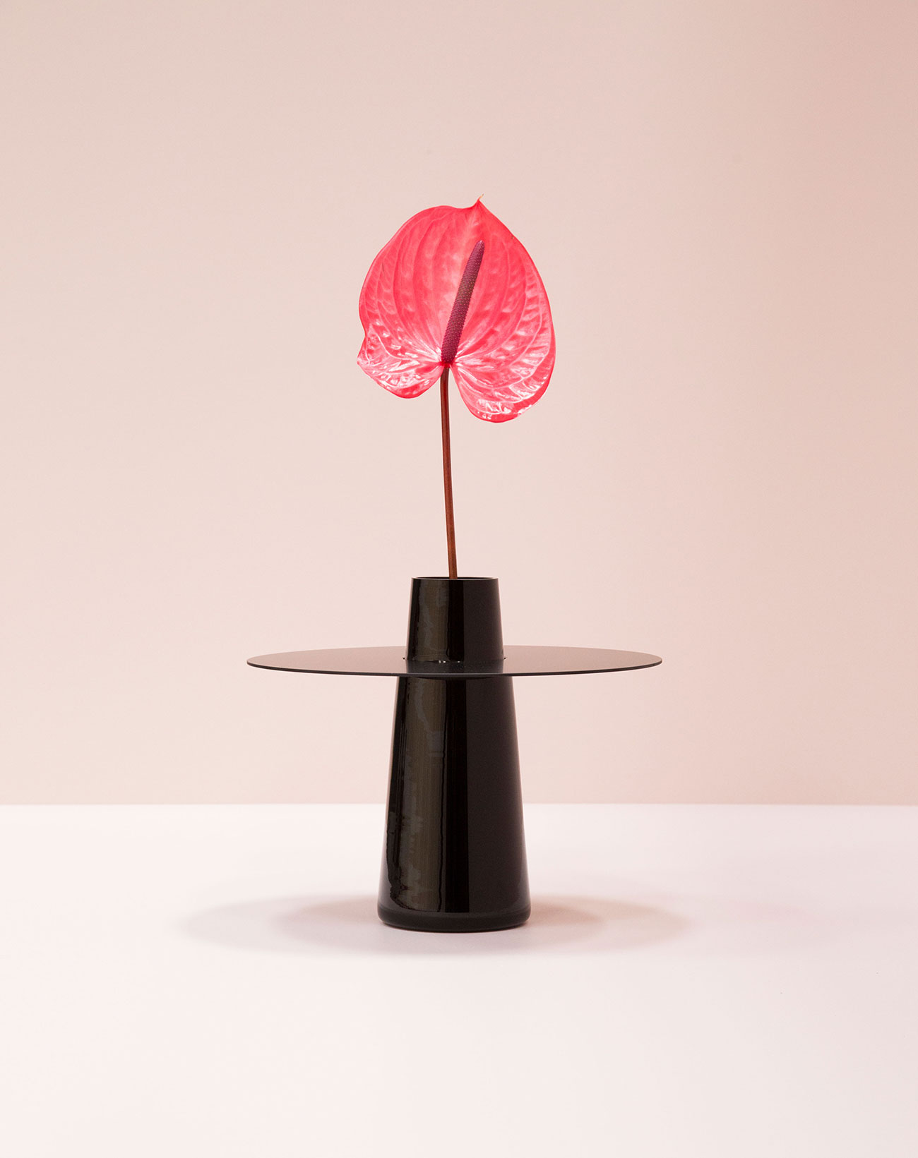 Daphna_Laurens_Disko_Vase_black_edition_-hr