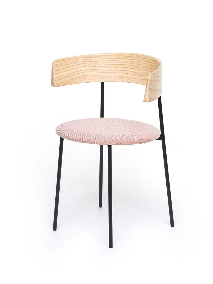 CH-028 Friday dining chair with arms - natural - Kvadrat steelcut trio 515 - front