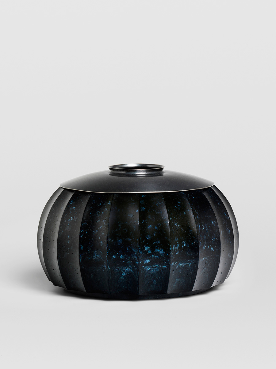 Anna-Dickinson,-Blue-speckled-lidded-vessel,-2019,-13-cm-x-22-cm.-Courtesy-von-Bartha,-Basel