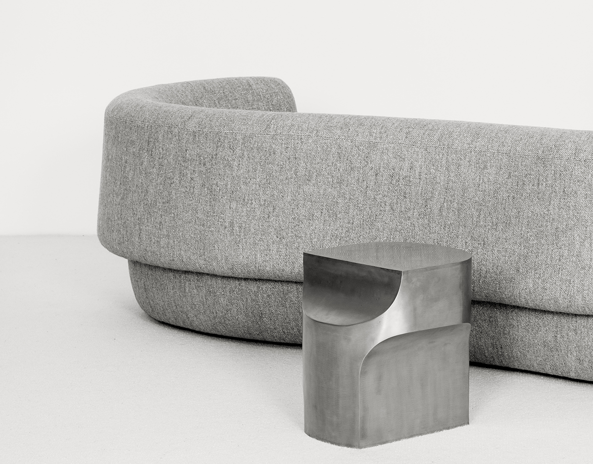 Particulere_FAO-sofa + OPE sidetable-design-Christophe_Delcourt_Collection_Particulière-Image-Pierre-Even