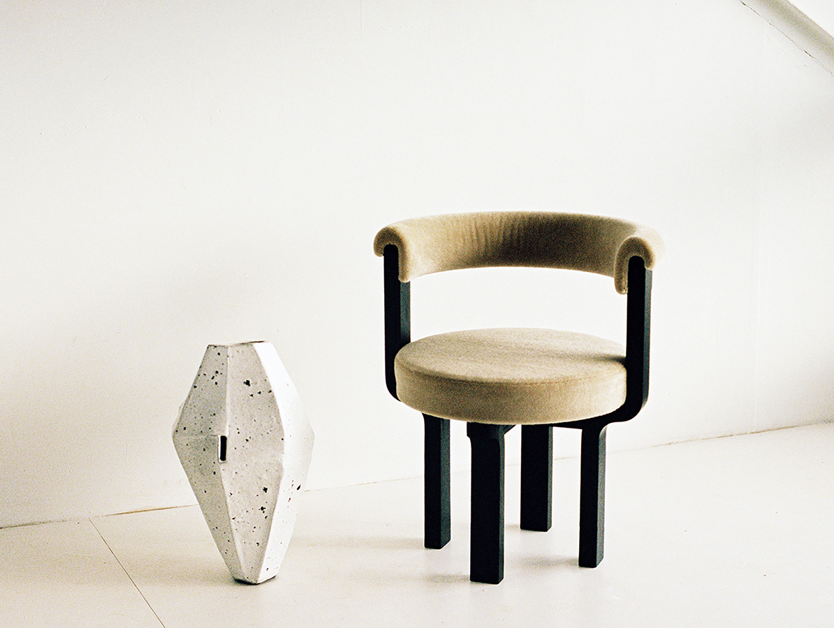 Vonnegut : Kraft_Kana Chair with Natalie Weinberger vase