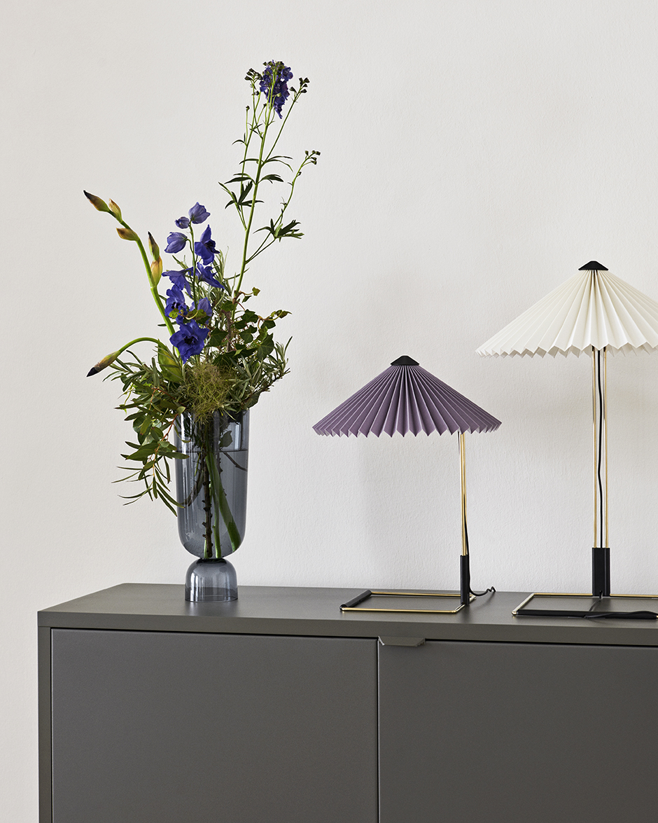 Matin Table Lamp S lavender_Matin Table Lamp L pure white_Bottoms Up Vase L navy blue