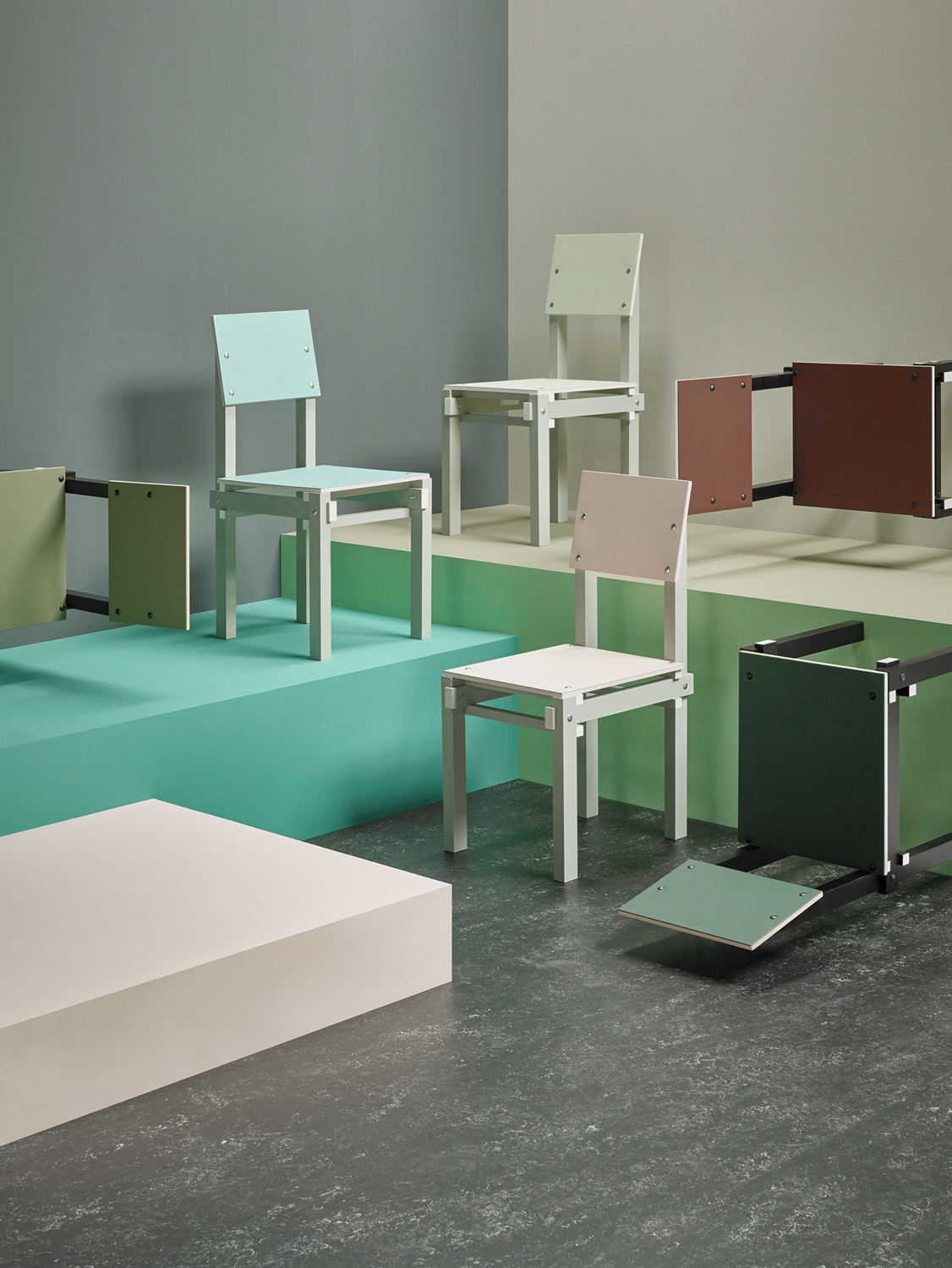 De Military Chair van Rietveld bekleed met Furniture Linoleum van Forbo Flooring in aparte kleuren