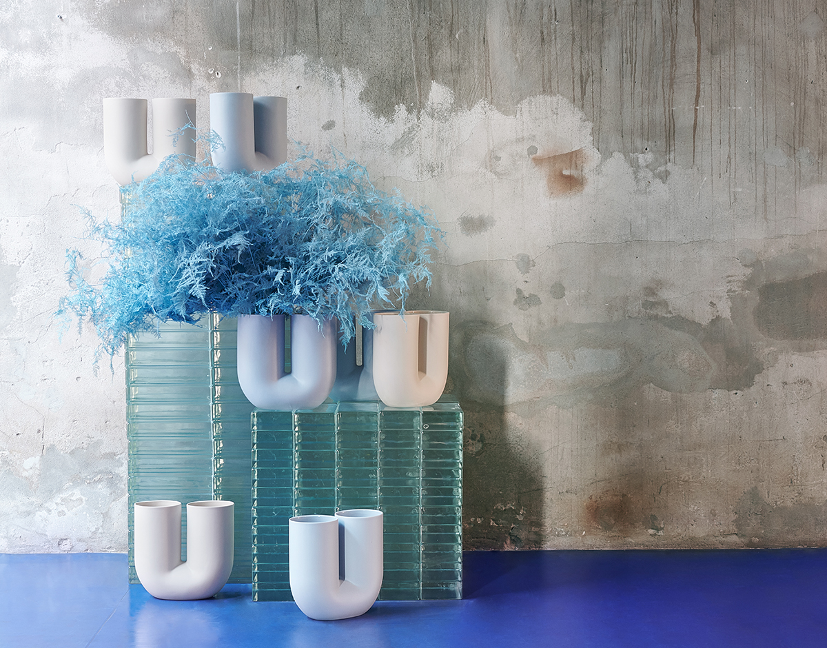 tempereret korrekt Katastrofe Muuto's Ultra-Chubby Kink Vase and Tableau's Art Florals Are a Match Made  in Heaven - Sight Unseen