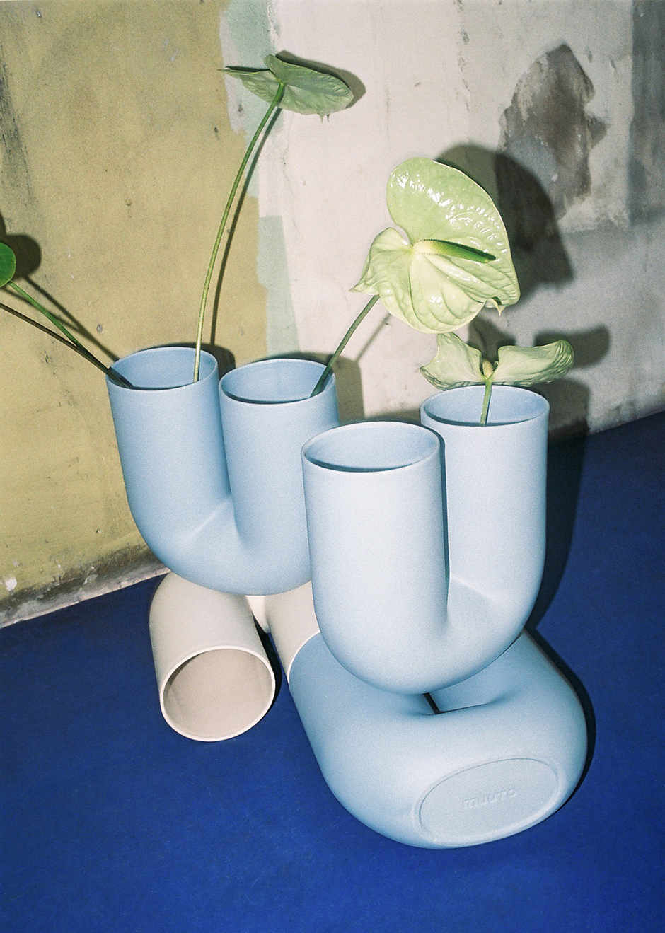 tempereret korrekt Katastrofe Muuto's Ultra-Chubby Kink Vase and Tableau's Art Florals Are a Match Made  in Heaven - Sight Unseen