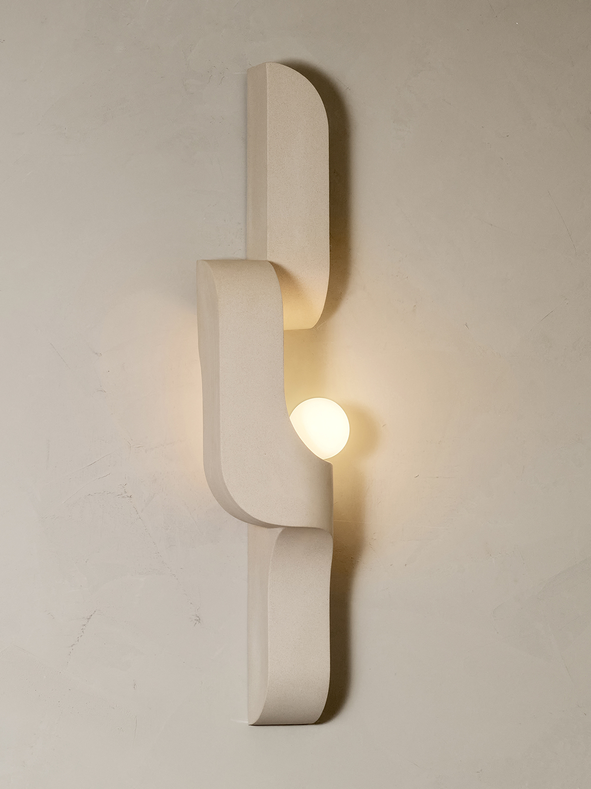 Farrah_Sit_sconce_ceramic_1