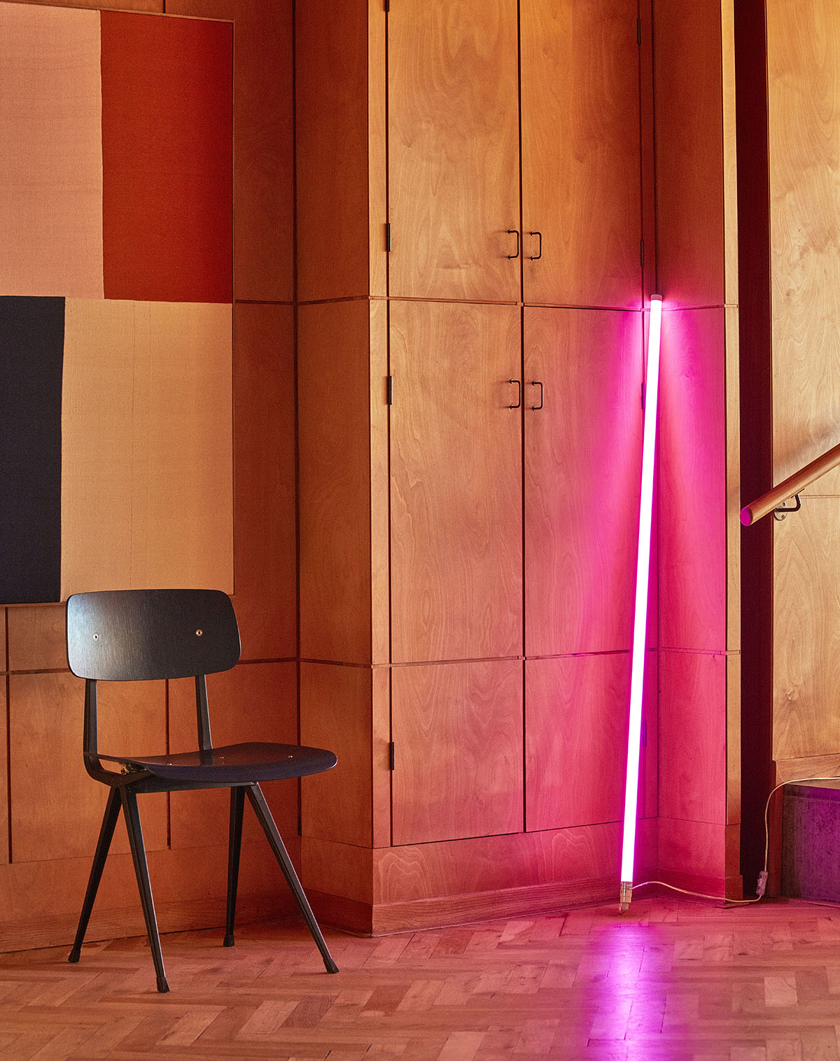 Result Chair black stained oak seat black frame_Neon Tube LED pink (1)