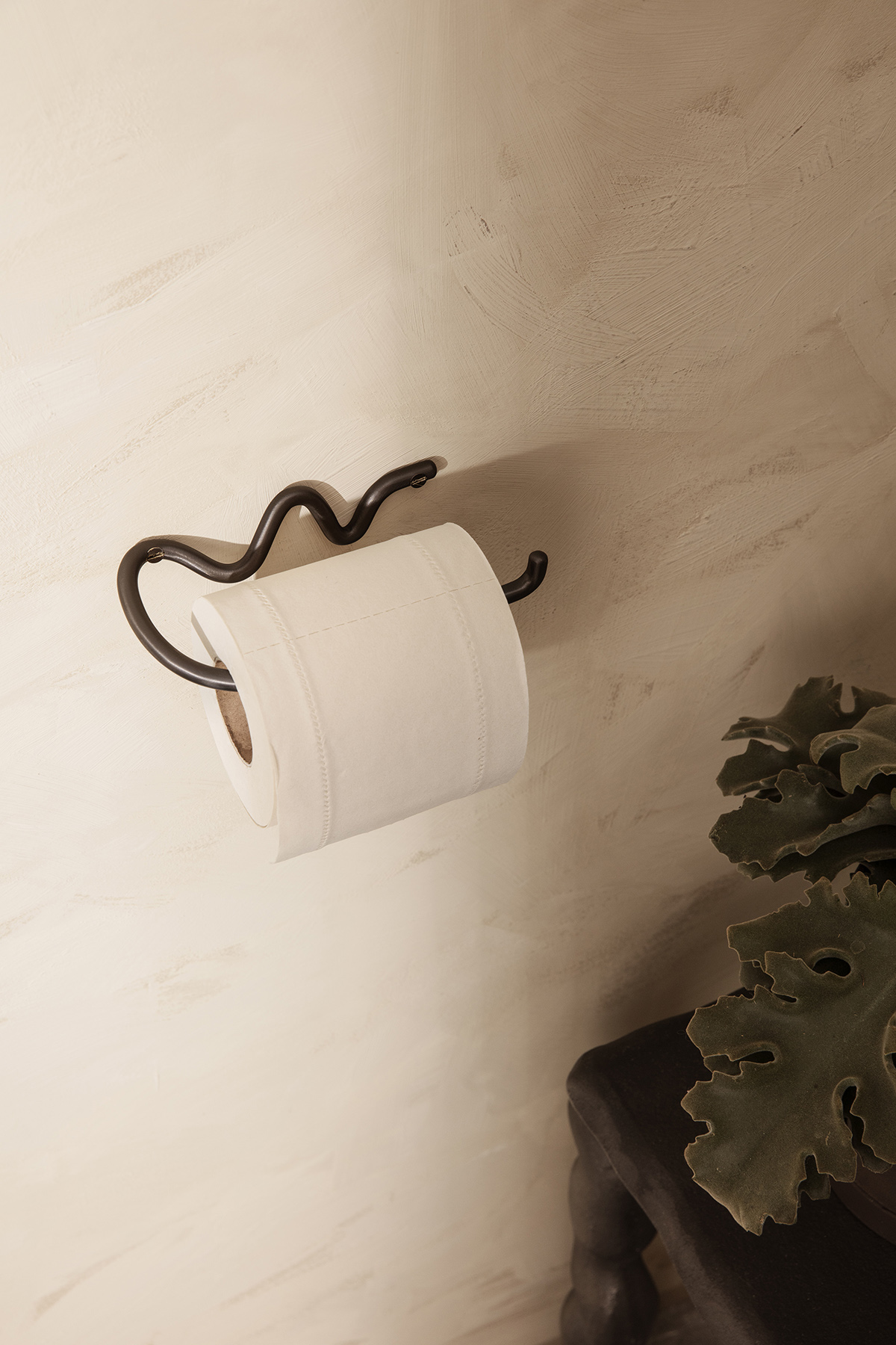 fermLIVING-CurvatureToiletPaperHolder-Black-image